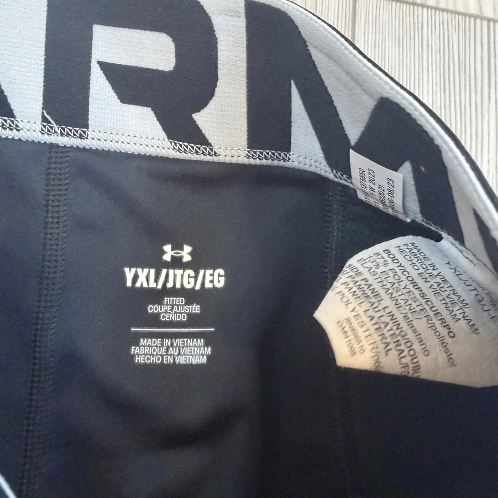 Under Armour Girls XL Utility Slider Shorts - Super-light HeatGear Fabric Black